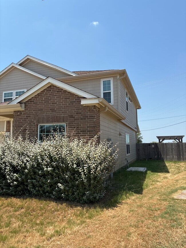 Building Photo - Charming 4 beds 2.5 baths in San Antonio!
