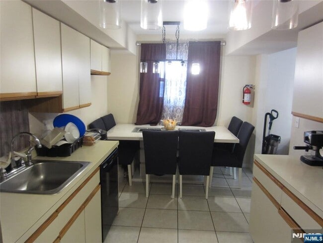 Building Photo - 233 Midland Ave