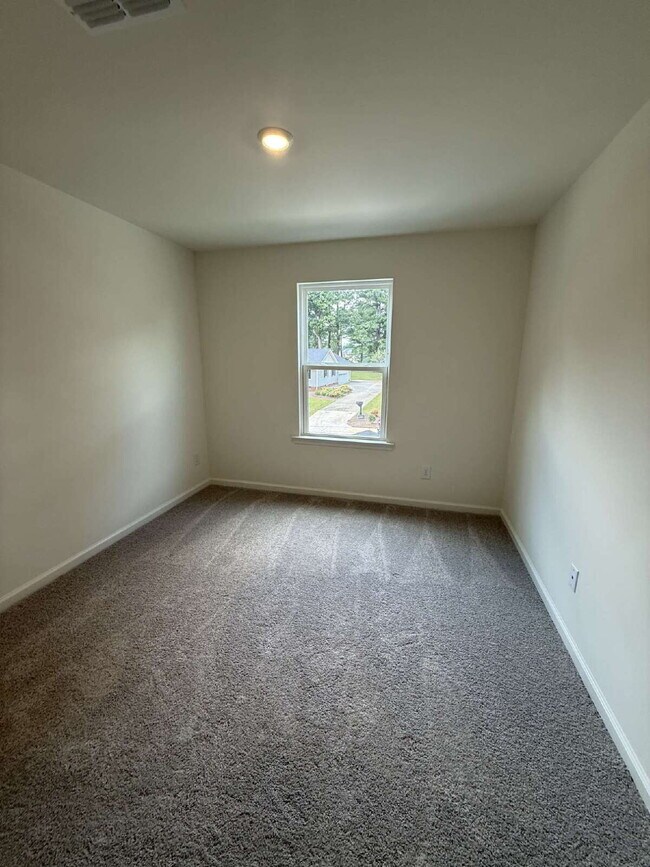 Building Photo - 3 bed 2 and half bath home in Mebane