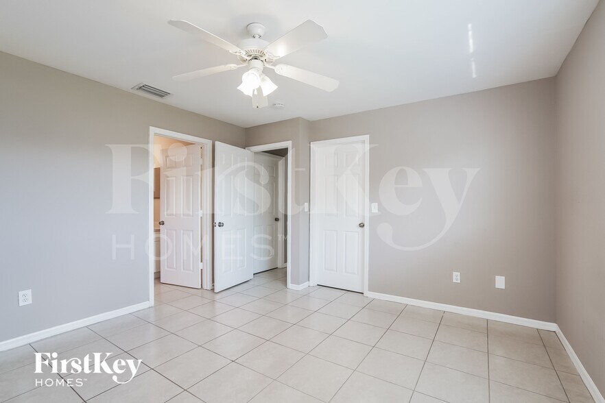 Building Photo - 2715 SW 1st Pl