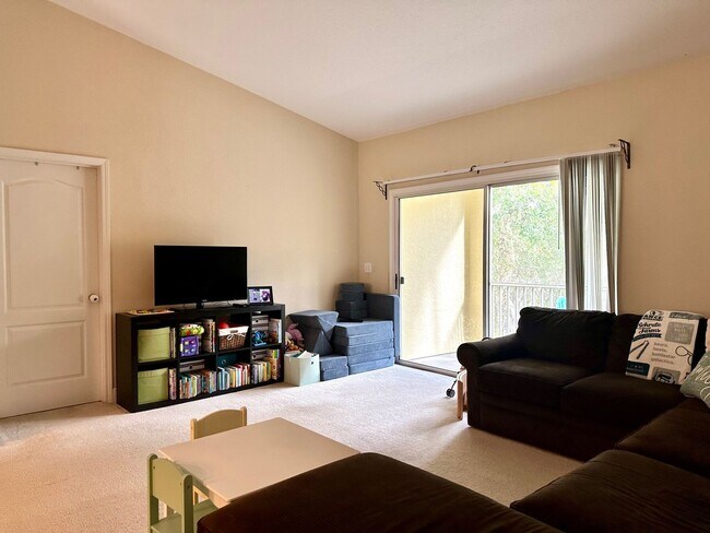 Building Photo - MUST SEE!! 3 bed/2 Bath Town Home! Close to Everything!