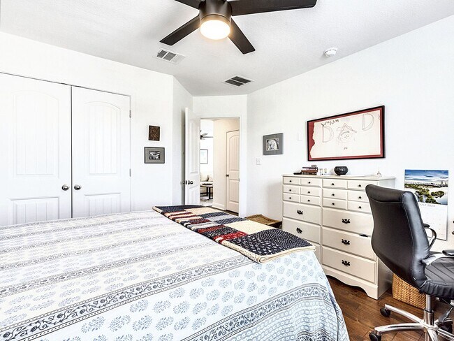 Building Photo - Beautiful and Contemporary 3 BR / 2.5 BA H...