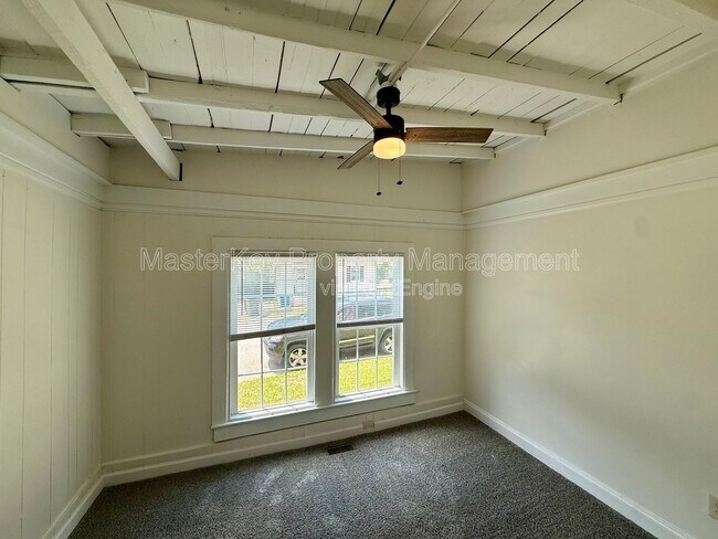Building Photo - 302 Raynor St