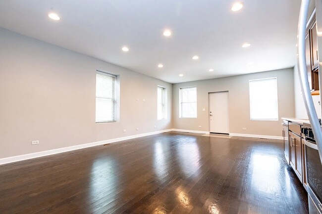 Building Photo - 1075 W Polk St