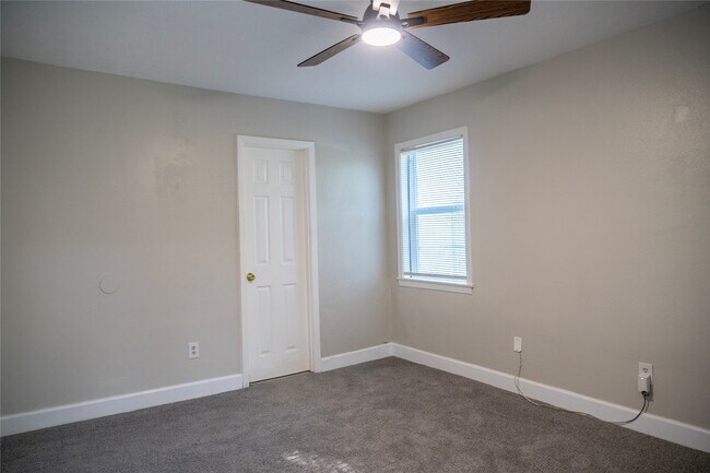 Building Photo - 5502 Elm Tree Dr