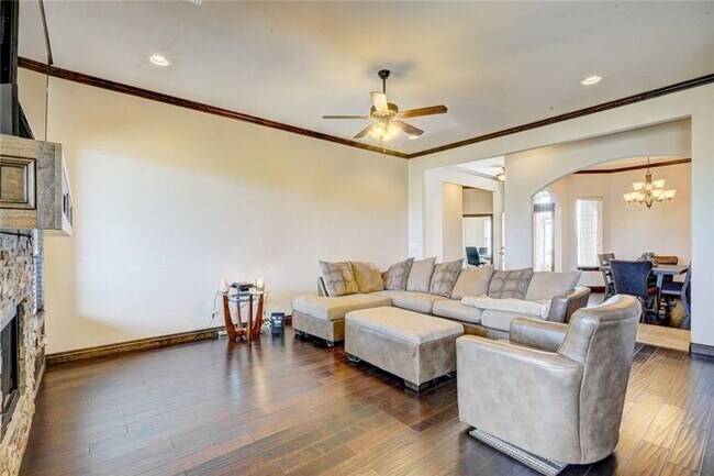 Building Photo - St James Park Home in Norman - Community Pool!  Available in April!