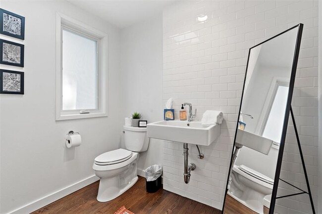 Building Photo - 2202 Montclaire St