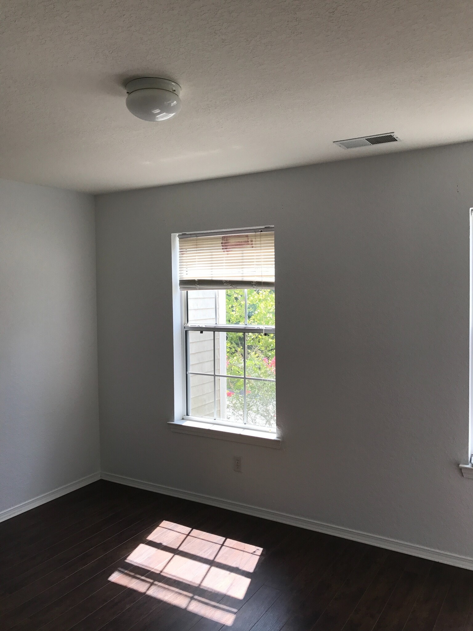 Building Photo - 431 Lake Park Way