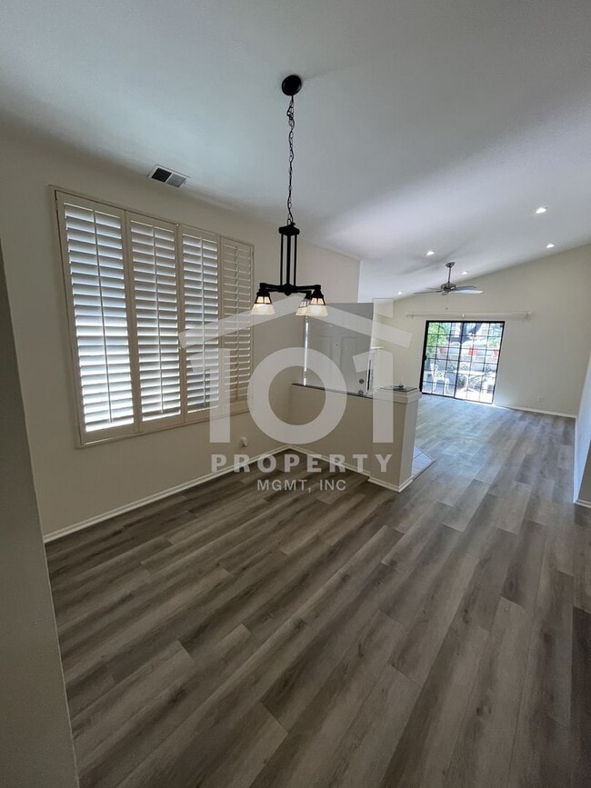 Building Photo - Charming and spacious single-level 2-bedroom, 2-bath condo