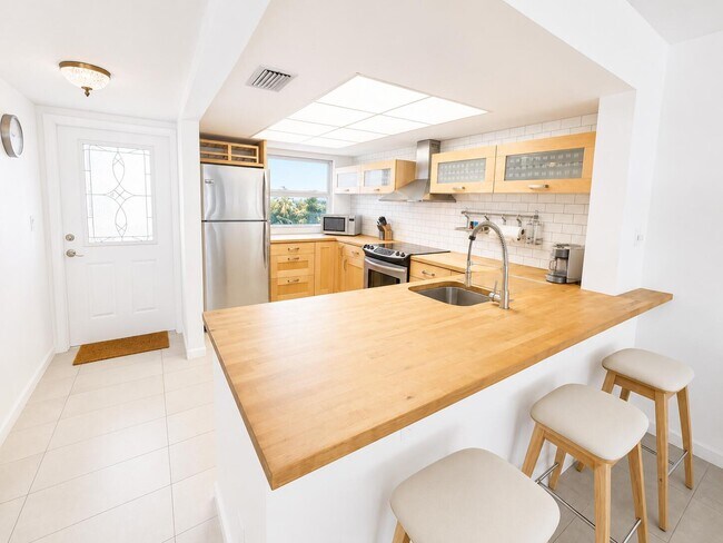 Building Photo - 1069 Hillsboro Mile