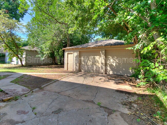 Building Photo - 1841 N Gatewood Ave