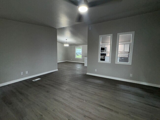 Building Photo - 602 C St