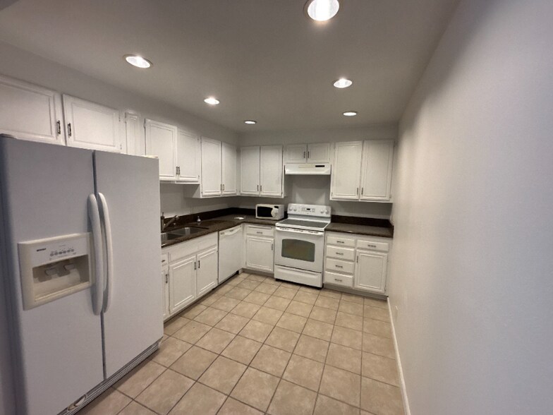 Building Photo - 300 Cagney Ln