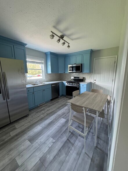 Kitchen - 214 Lindell Dr
