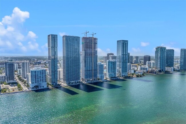 Building Photo - 700 NE 24th St