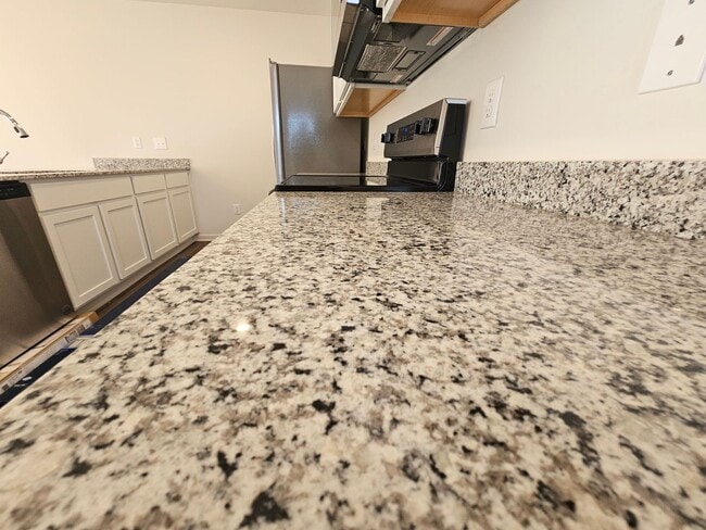 Building Photo - Like New Townhome in the heart of Newton