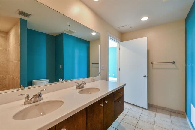 Building Photo - 1208 E Kennedy Blvd