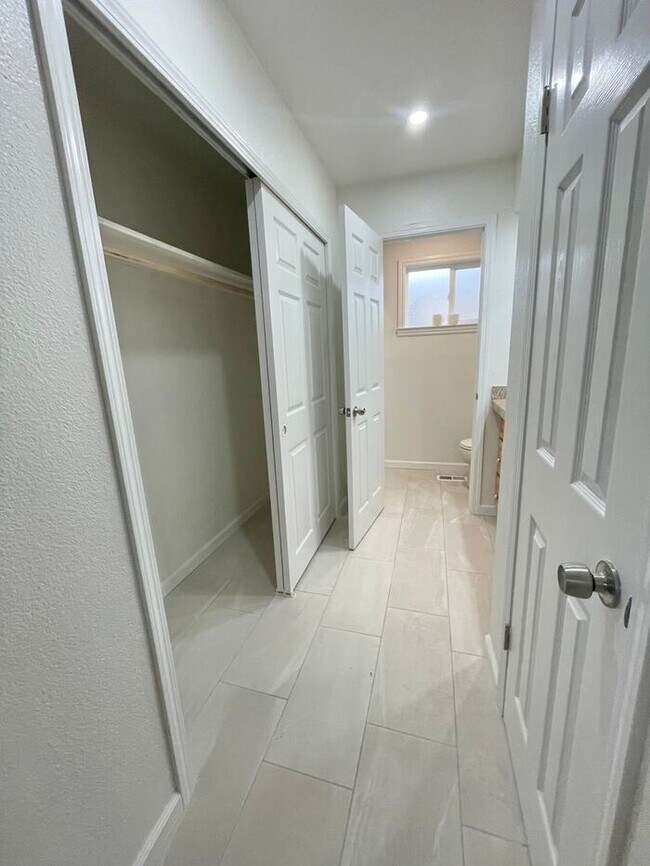 Building Photo - This beautifully maintained 3-bedroom, 2-bathroom Windsor home