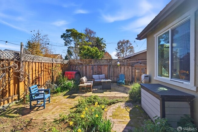 Building Photo - 820 Almar Ave