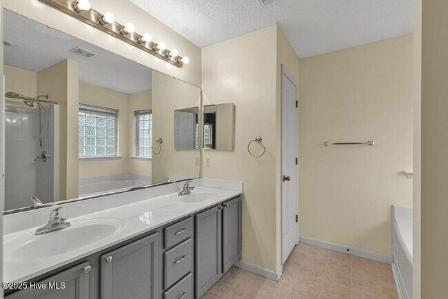 Building Photo - 106 Briar Hollow Dr