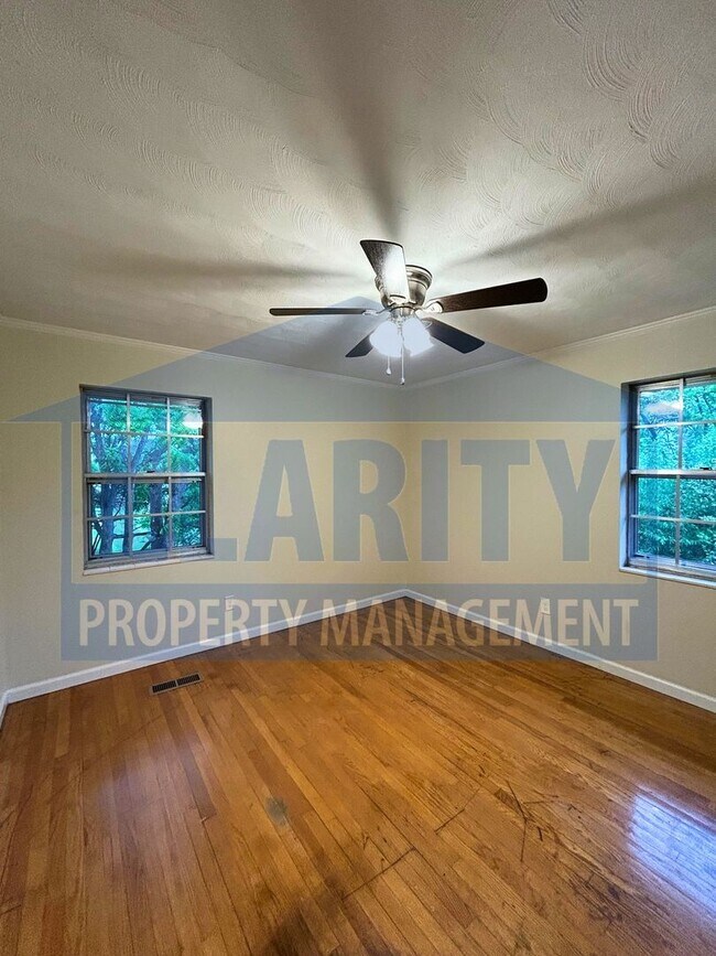 Building Photo - Three bedroom home w/ lots of storage!