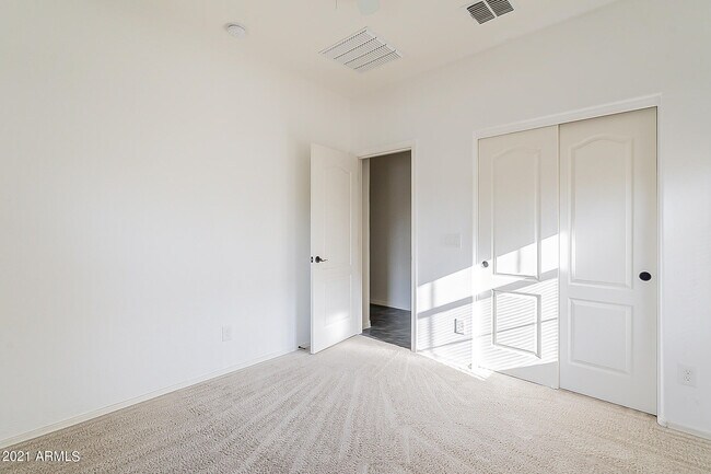 Building Photo - 2669 E Bellerive Dr