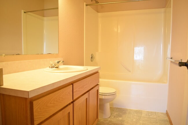 Building Photo - No Screening Fees! Beautiful 3 bed 2.5 bath townhome for rent!