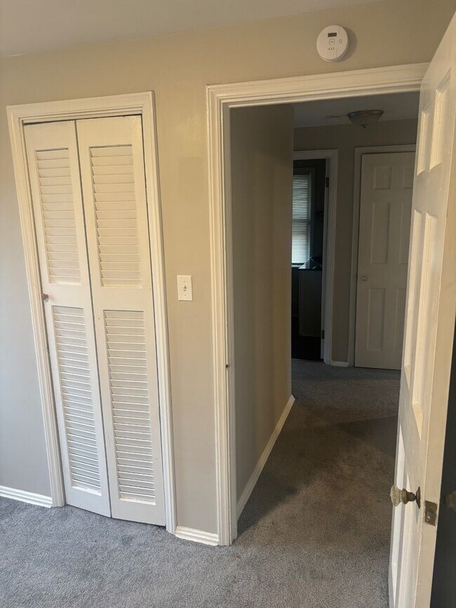 Building Photo - Move-In Ready 3BR Home w/ Fireplace, Garage & Basement – Cleveland