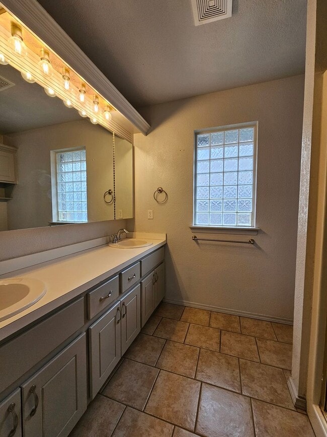 Building Photo - (3) Bed/(2) Bath in SW OKC/Moore Avail NOW! Pet Negotiable!
