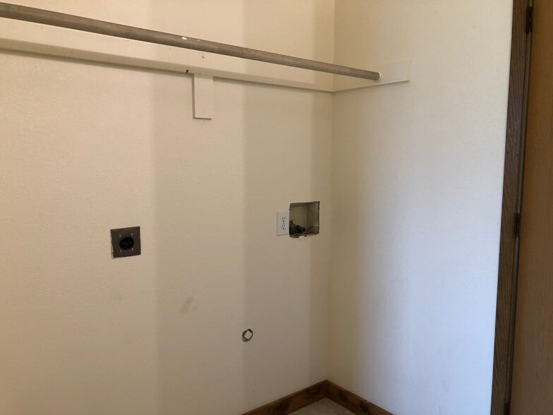 Building Photo - 605 Princeton Ave N