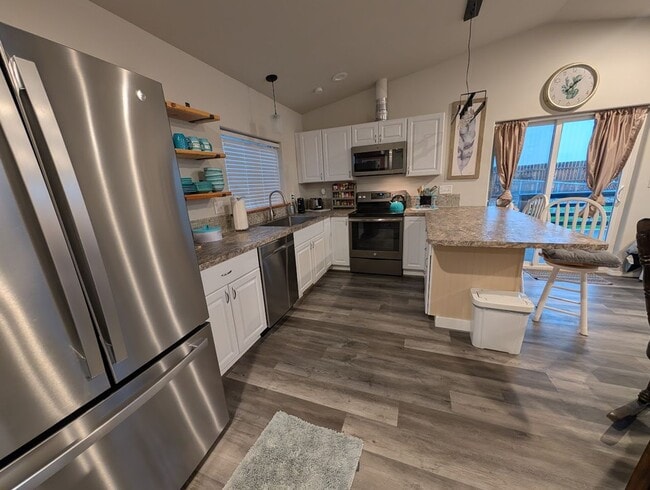 Building Photo - Lovely Furnished Apartment in the Clarkston Heights