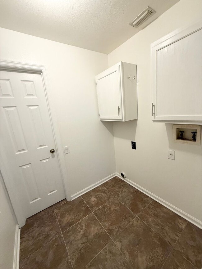 Building Photo - Beautifully Updated 4-Bedroom Home with Po...