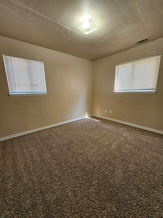 Building Photo - (3) Bed/(1) Bath Core Norman Rental Avail ...