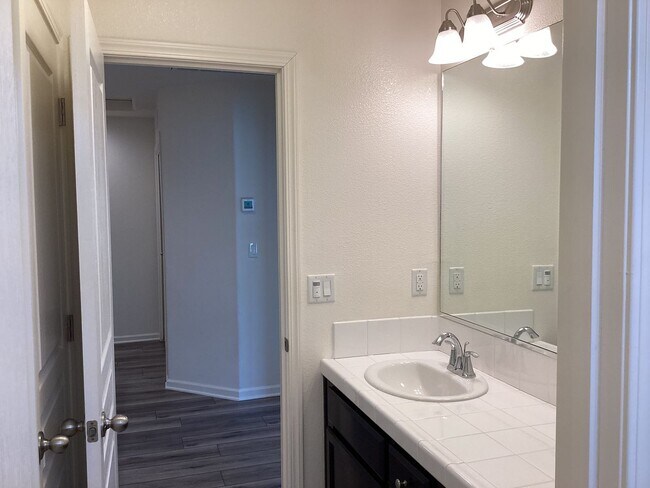 Building Photo - 2573 Daisy Dr
