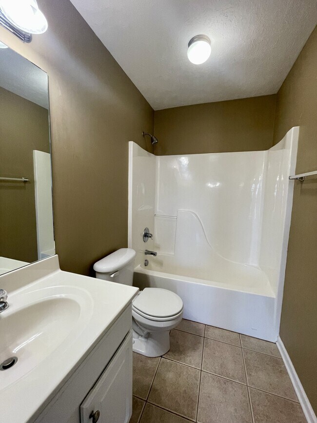 Building Photo - 1031 Middle View Dr