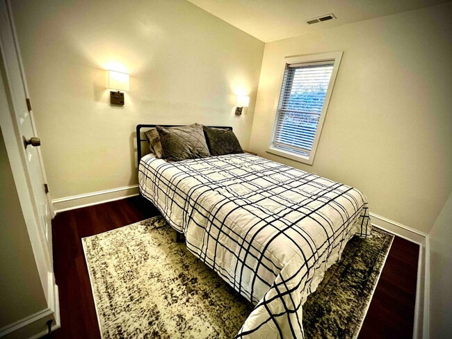 Building Photo - 1594 Main St