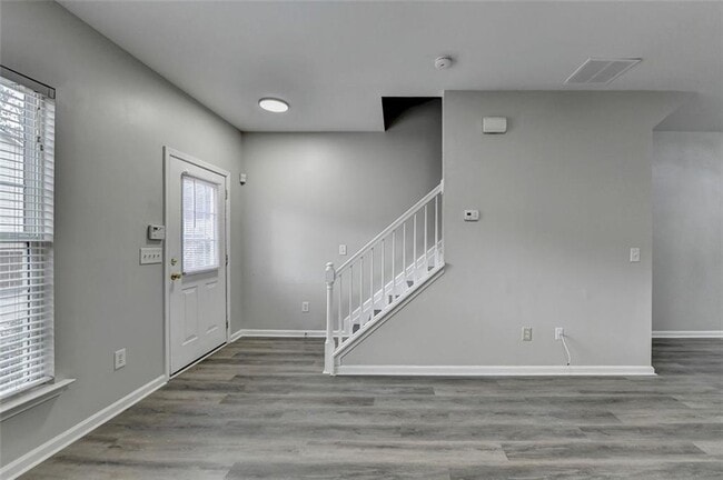 Building Photo - 903 Redwood Dr