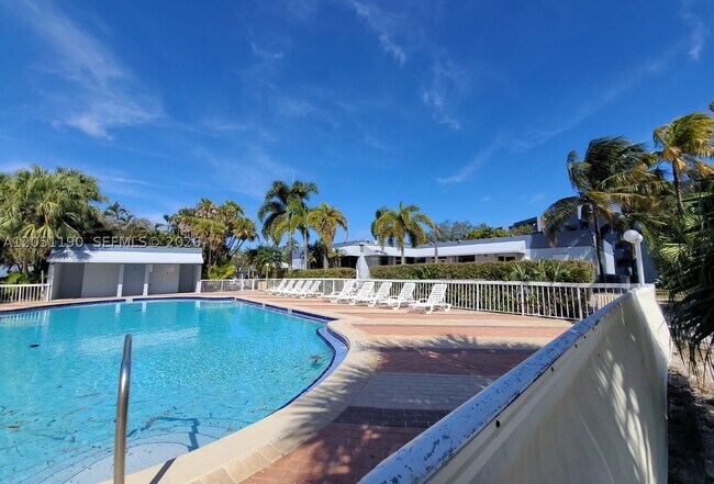 Building Photo - 9373 Fontainebleau Blvd
