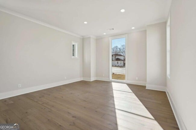 Building Photo - 120 Thome Dr