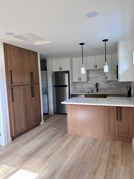 Building Photo - 8681 Fallbrook Way