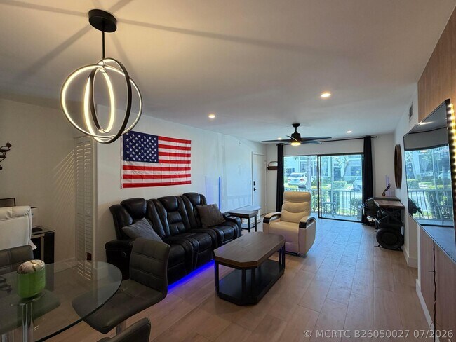 Building Photo - 180 Cypress Club Dr