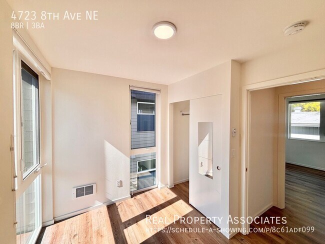 Building Photo - 4723 8th Ave NE