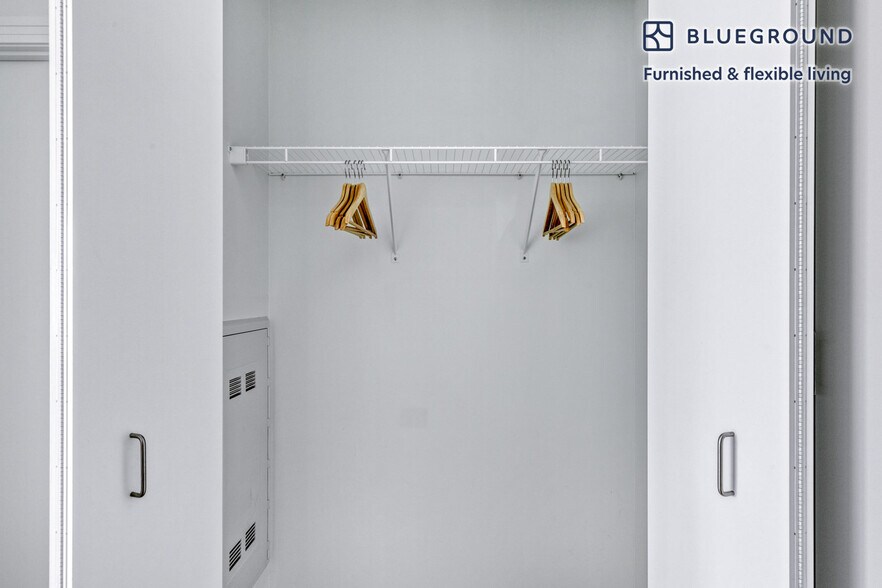 Building Photo - 808 W Van Buren St