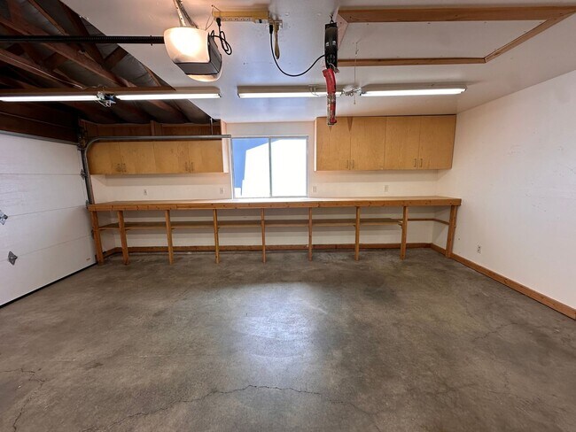 Building Photo - Cozy Woodinville Rambler waiting for its n...