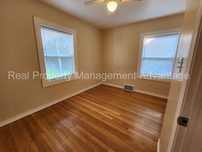 Building Photo - Ferndale Artistry with 2 Full Baths - Short Walk to Downtown Ferndale!