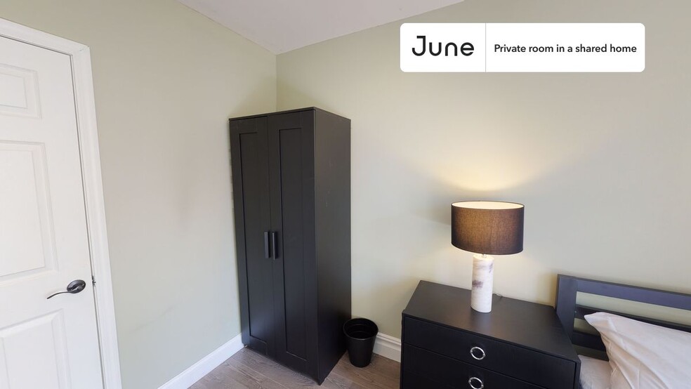 Building Photo - Private bedroom in 3 bed/2 bath Home