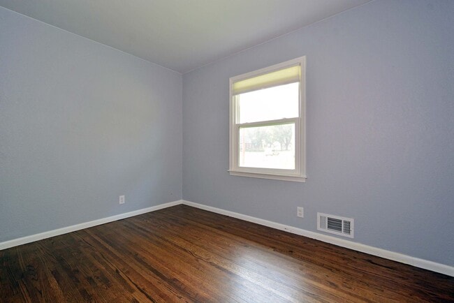 Building Photo - Clean & Updated One-Level Living in Robbin...