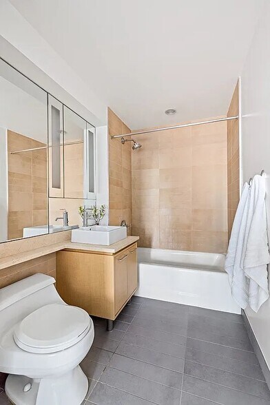 Building Photo - 306 Gold St