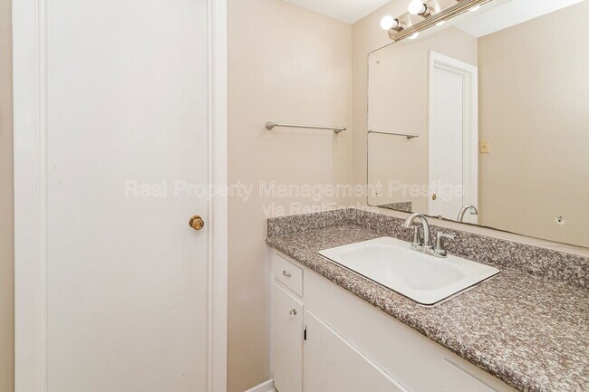 Building Photo - 1520 Yale St