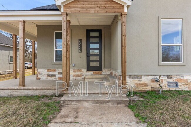 Building Photo - 1247 Bonham St